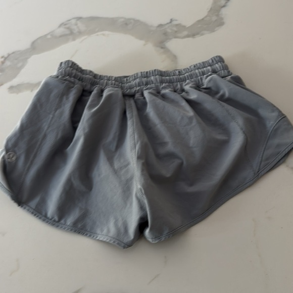 Lululemon hotty hot 2.5 low rise light gray shorts. Size 4. - Picture 2 of 7